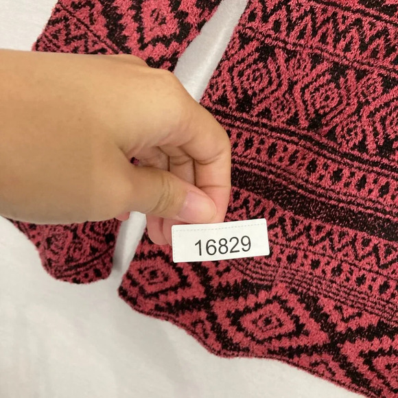 New One World Red Black Southwestern Print Fuzzy Stretch Pullover Top Large - Picture 10 of 10